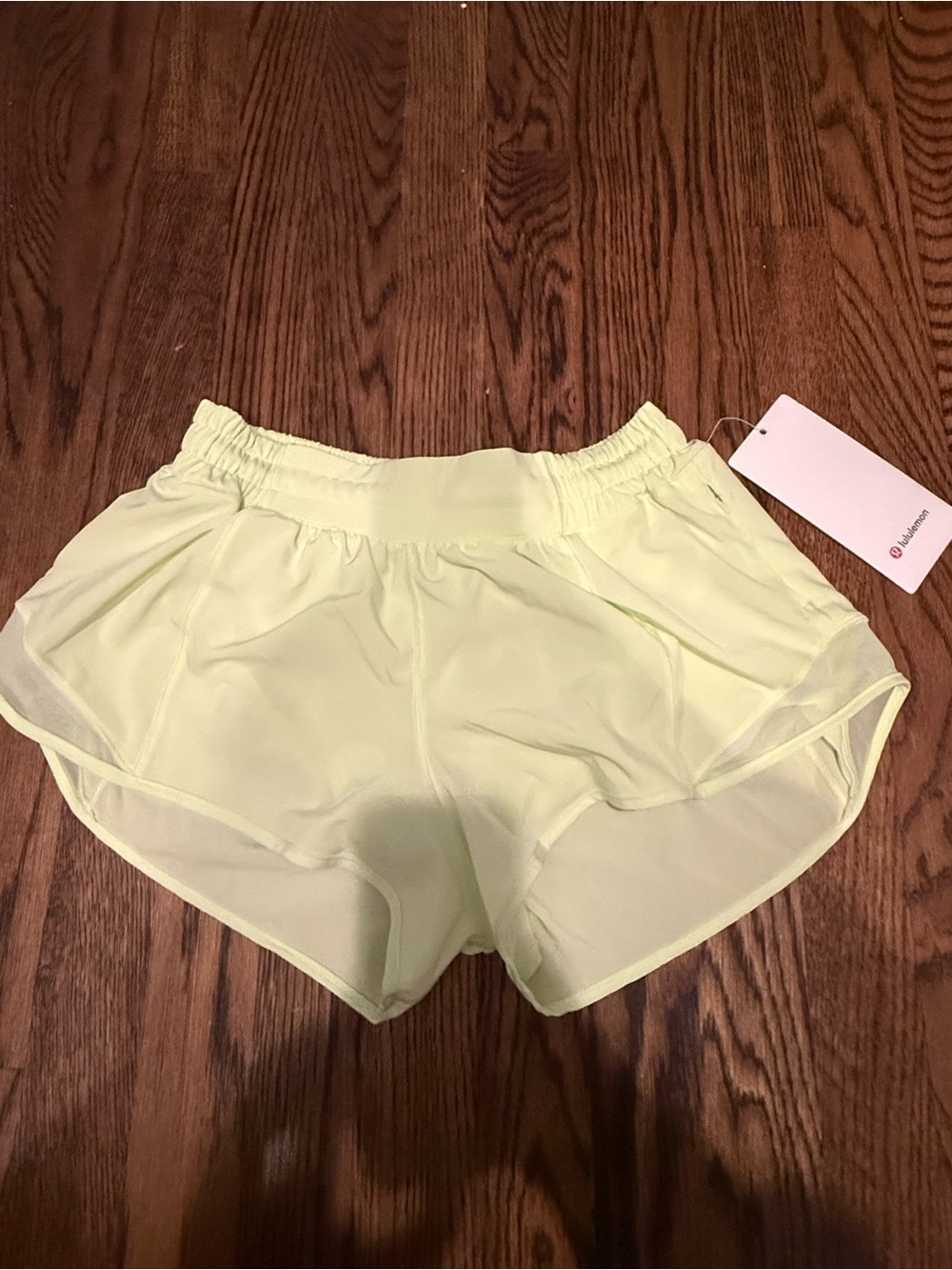 Lululemon Hotty Hot Low Rise 2.5” Lined Shorts Size 8 NWT Neon Yellow/Green